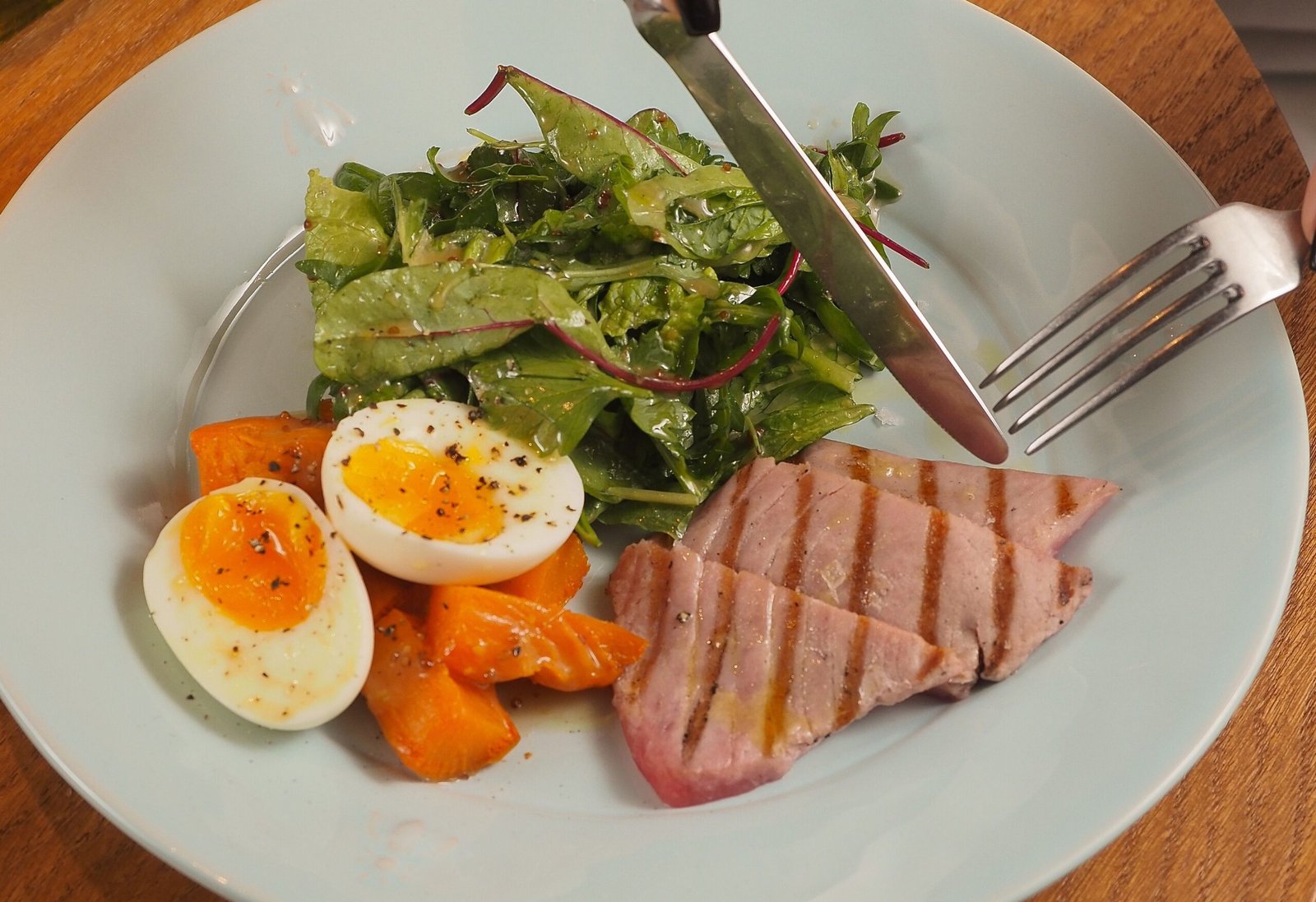 High-protein Pakistani foods including eggs, chicken, daal, chickpeas and yogurt